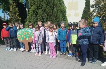 dzieci z  grupy IX z transparentem