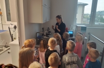 Pani weterynarz pokazuje jak dziala mikroskop