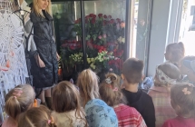 Dzieci ogladaja chlodnie na kwaty