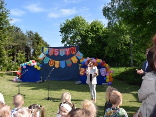 Uroczyste powitanie i rozpoczecie festynu rodzinnego przez pania dyrektor.