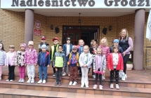 dzeci z grupy IX przed wejsciem do Osrodka Edukacji Lesnej