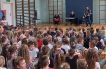 Dzieci i muzycy podczas audycji.