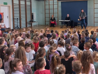 Dzieci i muzycy podczas audycji.