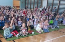 Dzieci klaszcza do rytmu.