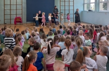 Dzieci ida do rytmu melodii Kurki trzy