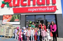 Dzieci z grupy Wiewioreczki z Paniami i z pracownicami supermarketu Auchan w Malanowie.