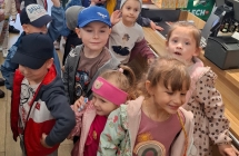 Dzieci z grupy Wiewioreczki przy kasie w supermarkecie Auchan w Malanowie.
