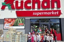 Dzieci z grupy Wiewioreczki z Paniami pracownicami sklepu Auchan w Malanowie.