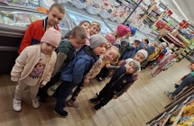 Dzieci zwiedzaja market