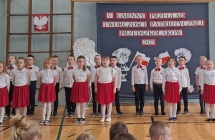 dzieci spiewaja piosenke