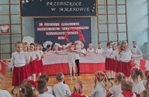 dzieci zerowki tancza z flaga