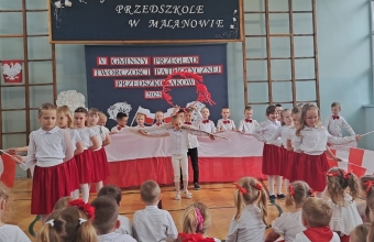 dzieci zerowki tancza z flaga