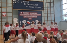 dzieci tancza z flaga