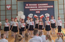dzeci z grupy V spiewaja piosenke o Polsce
