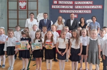 grupa VIII dzieci odbieraja nagrode