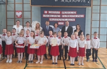 dzieci z grupy 6 latko spiewaja piosenke