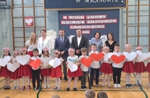 dzieci z grupy IX spiewaja piosenke o Polsce