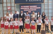 dzieci z zerowki z Milaczewa  odbieraja nagrode