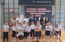 dzieci z oddzialu  przedszkolnego w Dziadowicach odbieraja nagrode