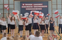 dzieci z grupy VIII spiewaja o Polsce