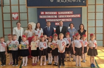dzieci z grupy V odbieraja nagrode