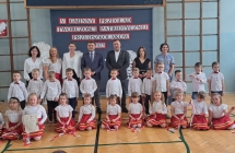 dzieci z grupy VI odbieraja nagrode