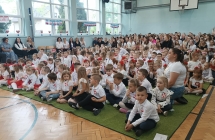 dzieci ogladaja wystepy kolegow