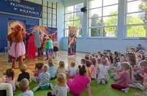 Dzieci ogladajace przedstawienie teatralne.
