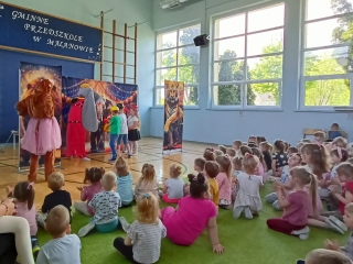 Dzieci ogladajace przedstawienie teatralne.