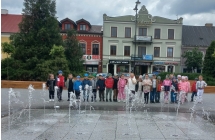 Pieciolatki podziwiaja fontanne na rynku.