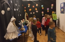 Dzieci z gr. VI zwiedzaja wystawe.