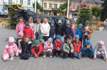 Dzieci z gr. VI przy pomniku tura na rynku