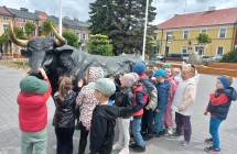 Pieciolatki przy pomniku tura.