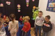 Dzieci zwiedzaja wystawe.