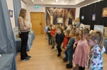 Dzieci z gr. VI w muzeum z p. przewodnik.