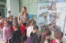 Pieciolatki podczs zwiedzania muzeum.