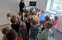 Pani weterynarz pokazuje dizeciom aparat USG.