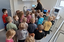 Dzieci poznaja mikroskop oraz ogladaja material badawczy- siersc psa w powiekszeniu.