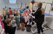 Dzieci z grupy Wiewioreczki w salonie groomerskim dowiaduja sie jak pielegnowac zwierzeta domowe.