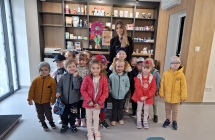 Dzieci z grupy III z Pania lekarz wetrynarii w gabinecie Vet-LAb w Malanowie.