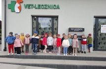 Dzieci z grupy III- Wiewioreczki pod przychodnia weterynaryjna Vet-LAb w Malanowie.