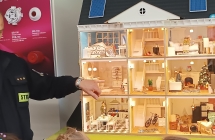 dzieci obserwuja symulacje pozaru