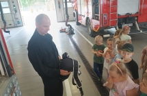 dzieci ogladaja sprzet strazacki