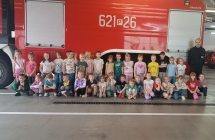 dzieci na tle wozu strazackiego