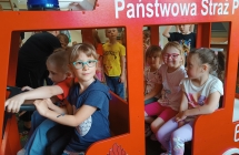 dzieci z grupy Vw samochodzie strazackim