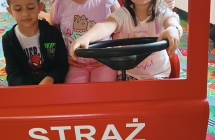 dzieci w samochodzie strazackim