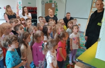 dzieci sluchaja wykladu strazaka