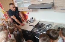 dzieci obserwuja symulkacje pozaru i jak je gasic