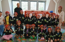 dzieci z grupy IX ze strazakiem