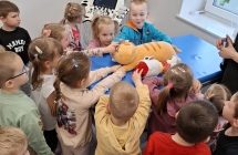 Dzieci stetoskopem badaja pluszowe zwierzaki.